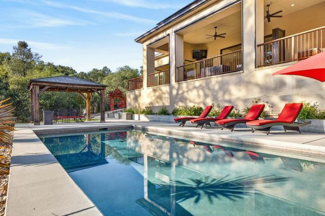 23310 Darkhorse Dr, Auburn, CA 95602