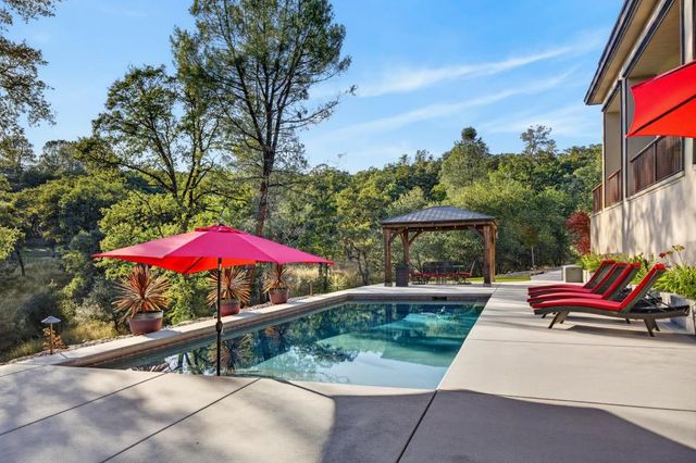 23310 Darkhorse Dr, Auburn, CA 95602