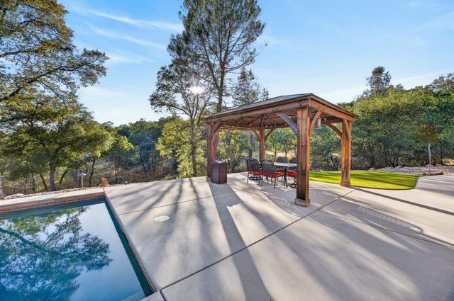 23310 Darkhorse Dr, Auburn, CA 95602