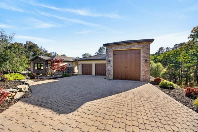 23310 Darkhorse Dr, Auburn, CA 95602