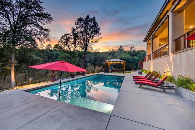 23310 Darkhorse Dr, Auburn, CA 95602