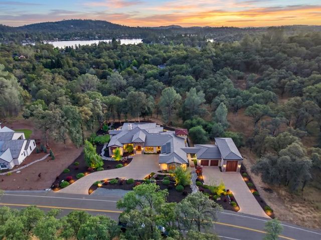 23310 Darkhorse Dr, Auburn, CA 95602