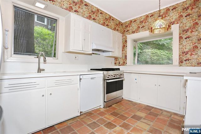 388 Allaire Avenue, Leonia, NJ 07605
