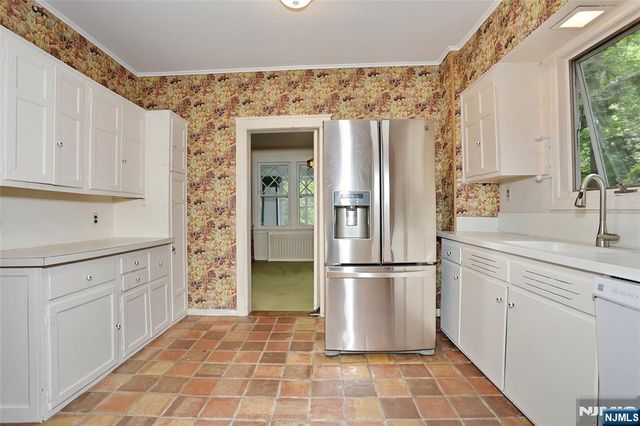 388 Allaire Avenue, Leonia, NJ 07605