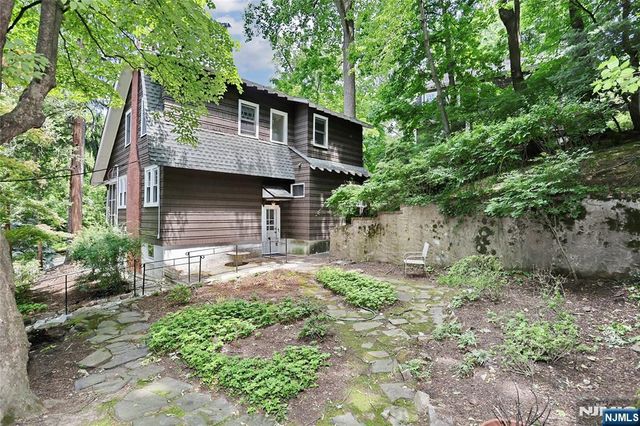 388 Allaire Avenue, Leonia, NJ 07605