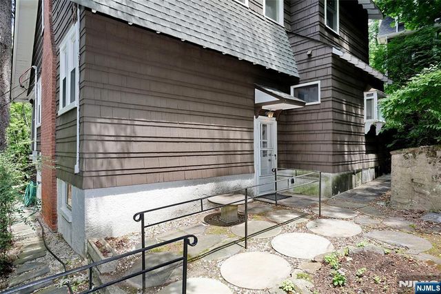 388 Allaire Avenue, Leonia, NJ 07605