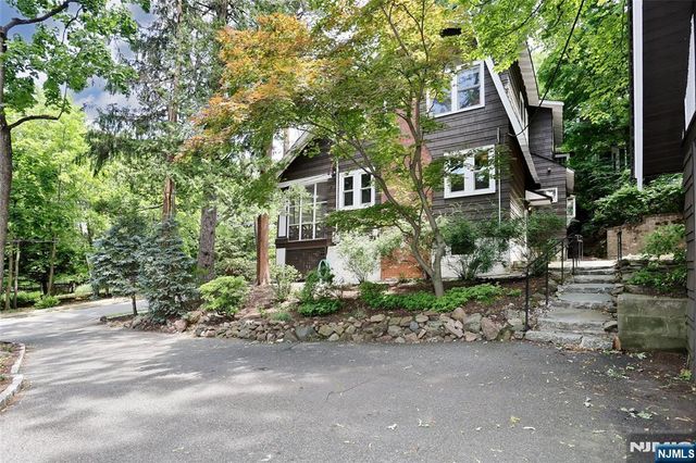 388 Allaire Avenue, Leonia, NJ 07605