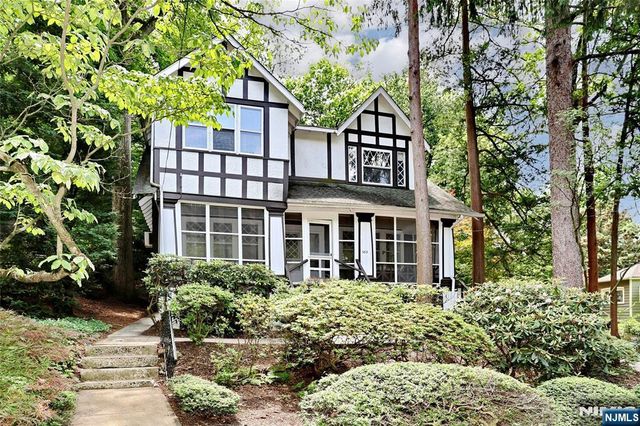 388 Allaire Avenue, Leonia, NJ 07605