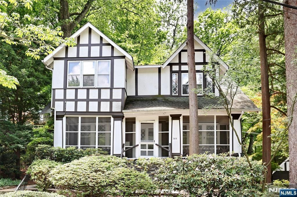 388 Allaire Avenue, Leonia, NJ 07605