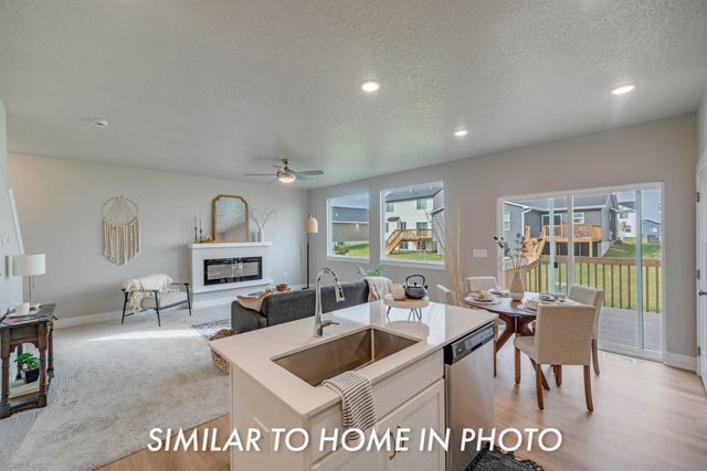 206 NE Doe Pointe Lane, Ankeny, IA 50021