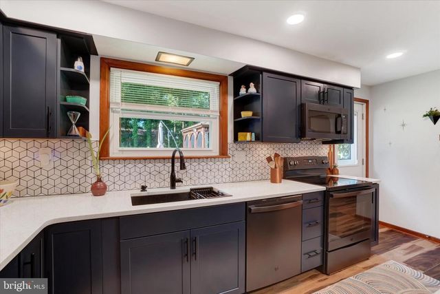 14 CHARLES AVE, Stewartstown, PA 17363