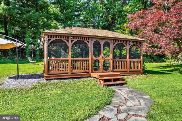 14 CHARLES AVE, Stewartstown, PA 17363