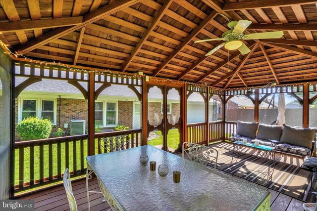 14 CHARLES AVE, Stewartstown, PA 17363