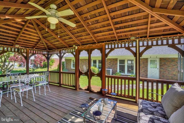 14 CHARLES AVE, Stewartstown, PA 17363