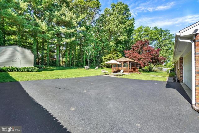 14 CHARLES AVE, Stewartstown, PA 17363