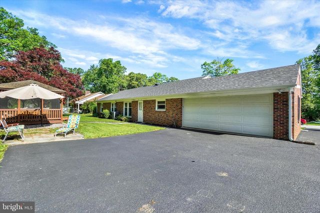 14 CHARLES AVE, Stewartstown, PA 17363