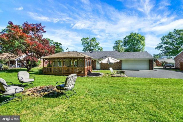 14 CHARLES AVE, Stewartstown, PA 17363