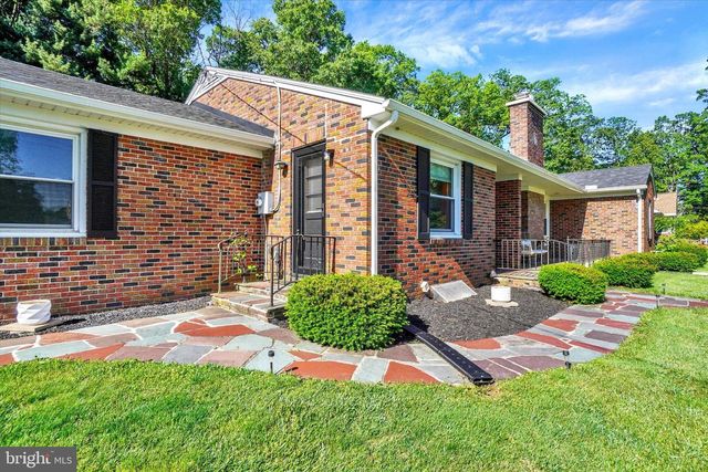 14 CHARLES AVE, Stewartstown, PA 17363