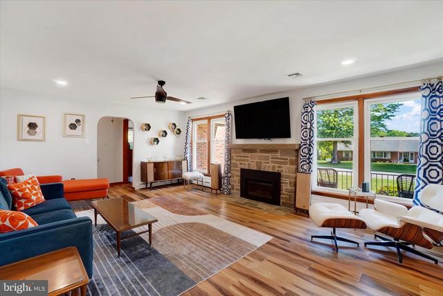 14 CHARLES AVE, Stewartstown, PA 17363