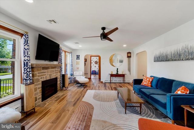 14 CHARLES AVE, Stewartstown, PA 17363