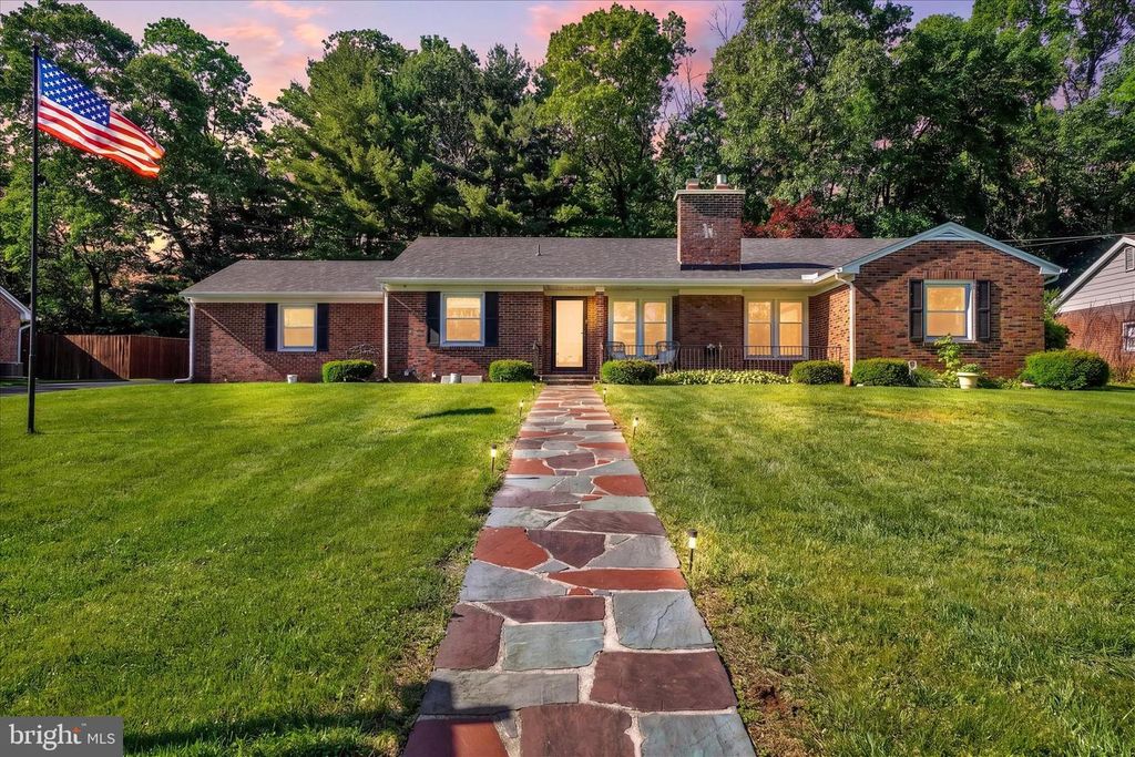 14 CHARLES AVE, Stewartstown, PA 17363