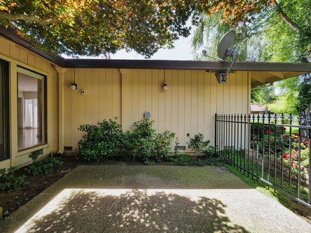 1206 COMMONS DR., Sacramento, CA 95825