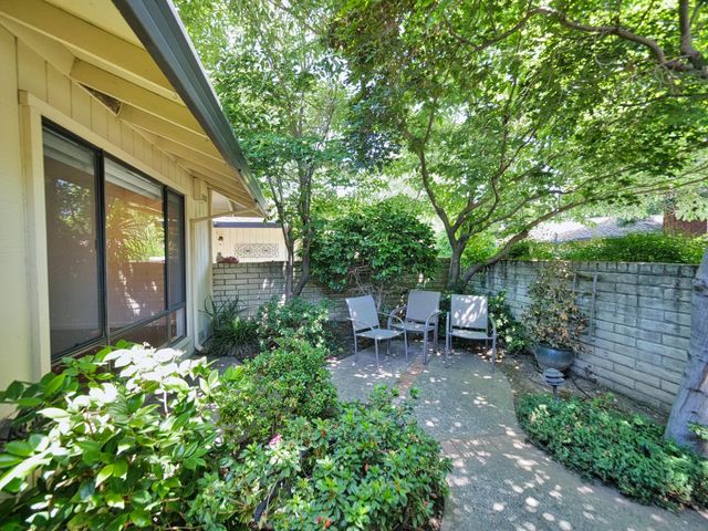 1206 COMMONS DR., Sacramento, CA 95825