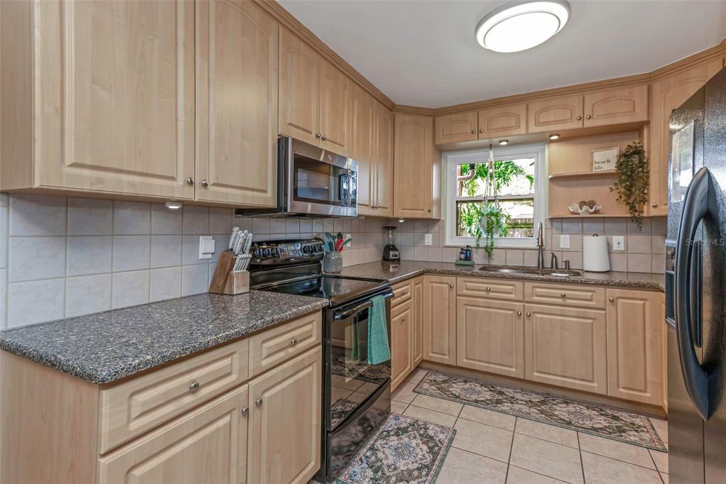 Image 13 of property listing at 11530 66TH AVENUE N, Seminole, FL 33772