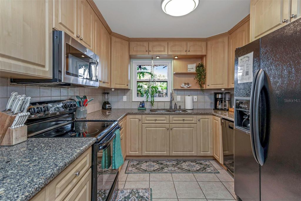 Image 14 of property listing at 11530 66TH AVENUE N, Seminole, FL 33772