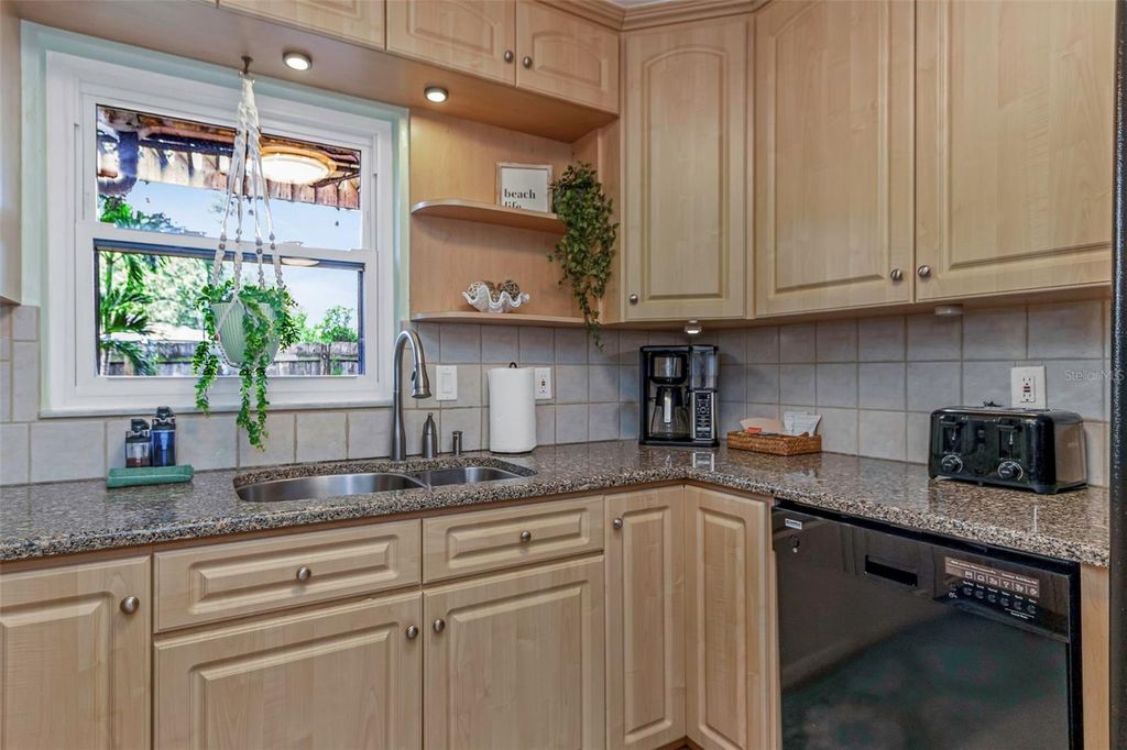 Image 15 of property listing at 11530 66TH AVENUE N, Seminole, FL 33772