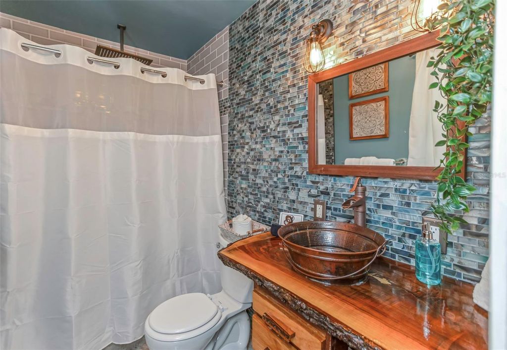 Image 25 of property listing at 11530 66TH AVENUE N, Seminole, FL 33772