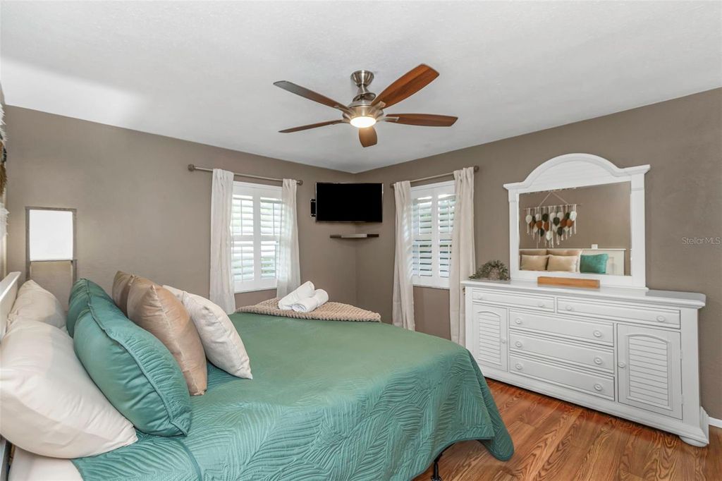 Image 30 of property listing at 11530 66TH AVENUE N, Seminole, FL 33772