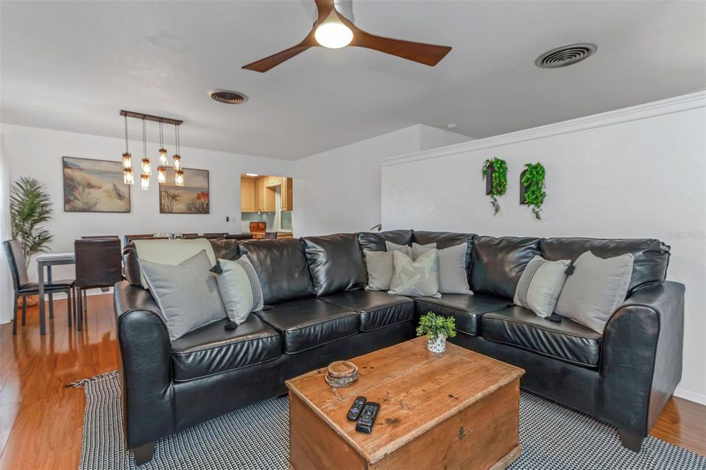 Image 4 of property listing at 11530 66TH AVENUE N, Seminole, FL 33772