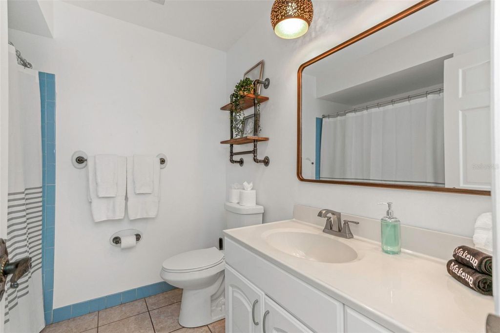 Image 32 of property listing at 11530 66TH AVENUE N, Seminole, FL 33772