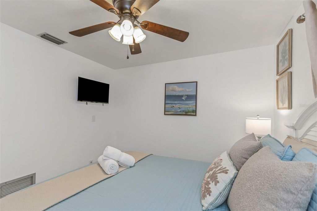 Image 38 of property listing at 11530 66TH AVENUE N, Seminole, FL 33772