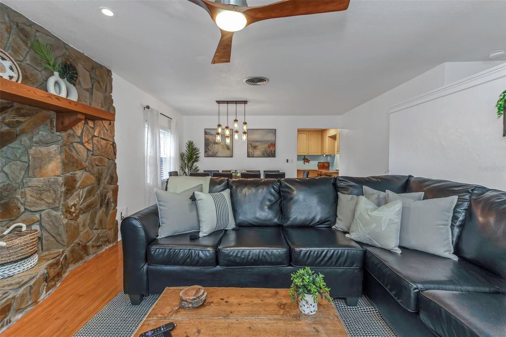 Image 5 of property listing at 11530 66TH AVENUE N, Seminole, FL 33772