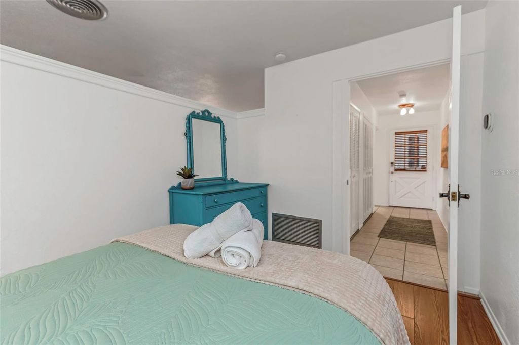 Image 44 of property listing at 11530 66TH AVENUE N, Seminole, FL 33772