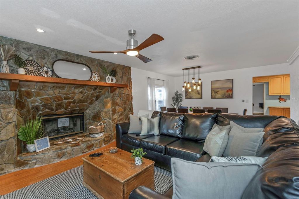 Image 6 of property listing at 11530 66TH AVENUE N, Seminole, FL 33772