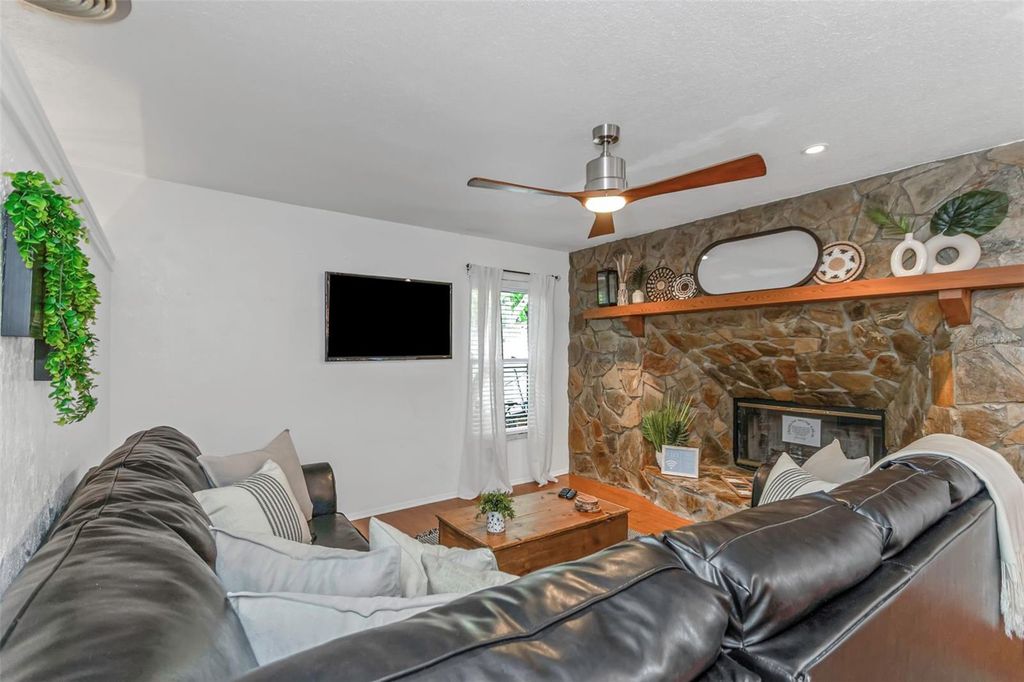 Image 7 of property listing at 11530 66TH AVENUE N, Seminole, FL 33772