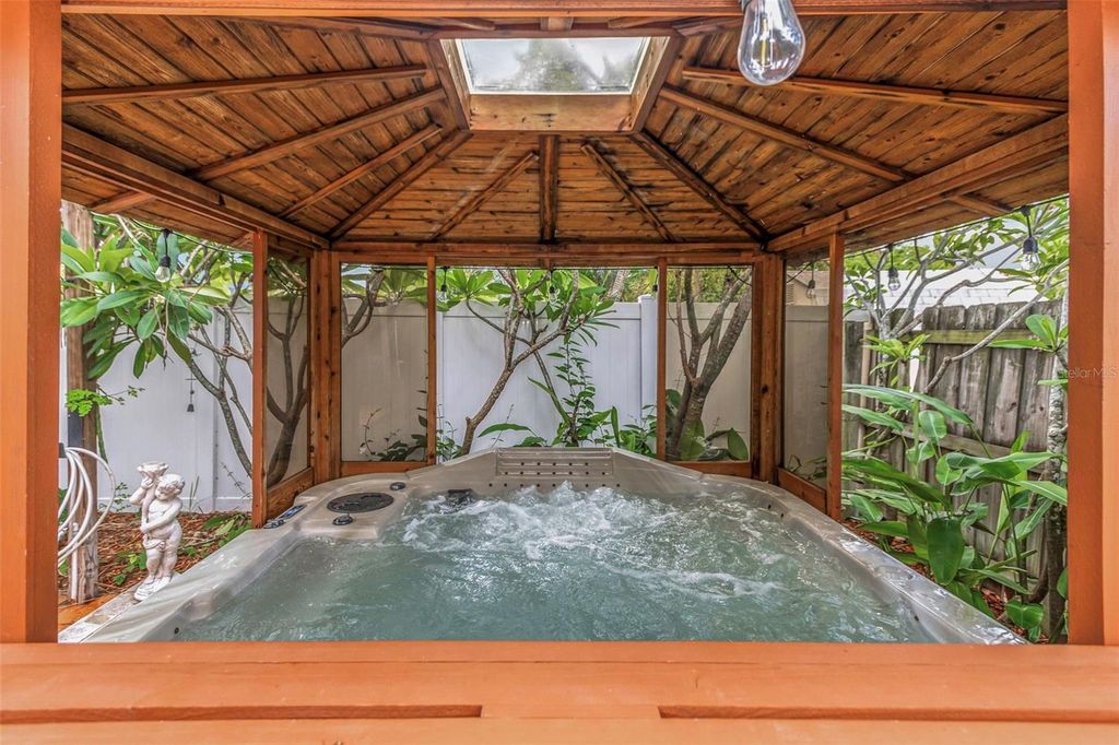 Image 63 of property listing at 11530 66TH AVENUE N, Seminole, FL 33772