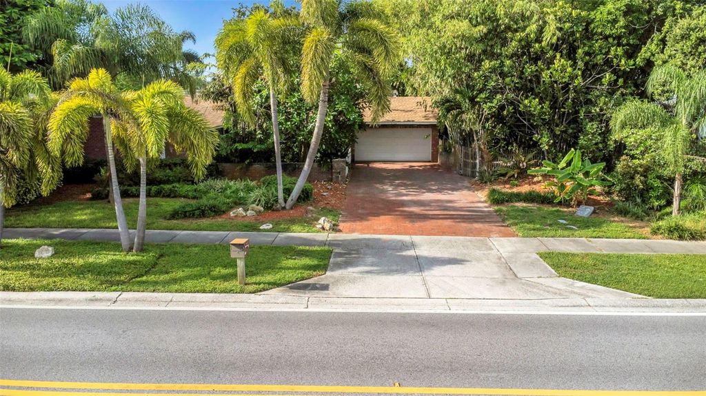 Image 72 of property listing at 11530 66TH AVENUE N, Seminole, FL 33772