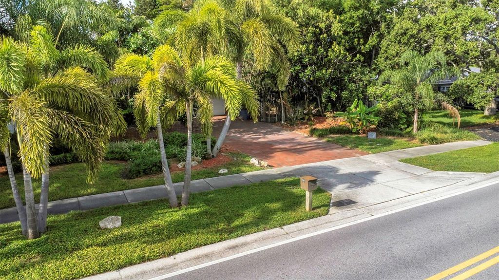 Image 73 of property listing at 11530 66TH AVENUE N, Seminole, FL 33772