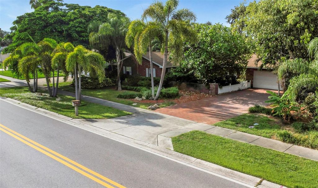 Image 74 of property listing at 11530 66TH AVENUE N, Seminole, FL 33772