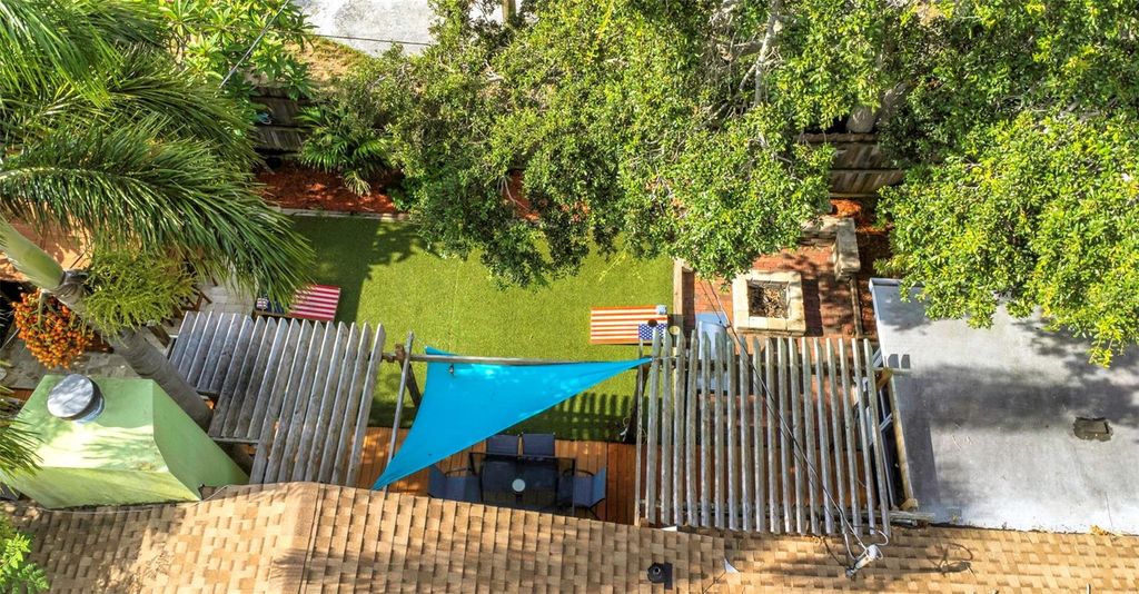 Image 76 of property listing at 11530 66TH AVENUE N, Seminole, FL 33772