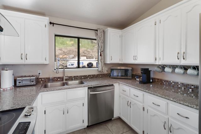 3735 Lakeview Dr, Ione, CA 95640