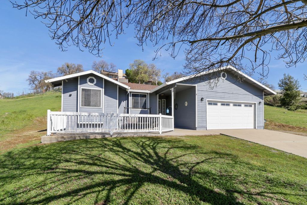 3735 Lakeview Dr, Ione, CA 95640