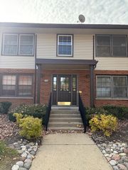 235 Washington Square C, Elk Grove Village, IL 60007