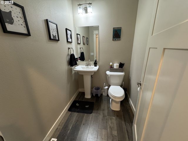 2317 LAURA Ln, North Bend, OR 97459