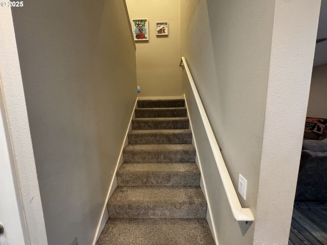 2317 LAURA Ln, North Bend, OR 97459