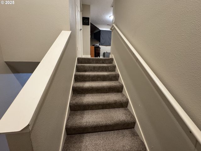 2317 LAURA Ln, North Bend, OR 97459